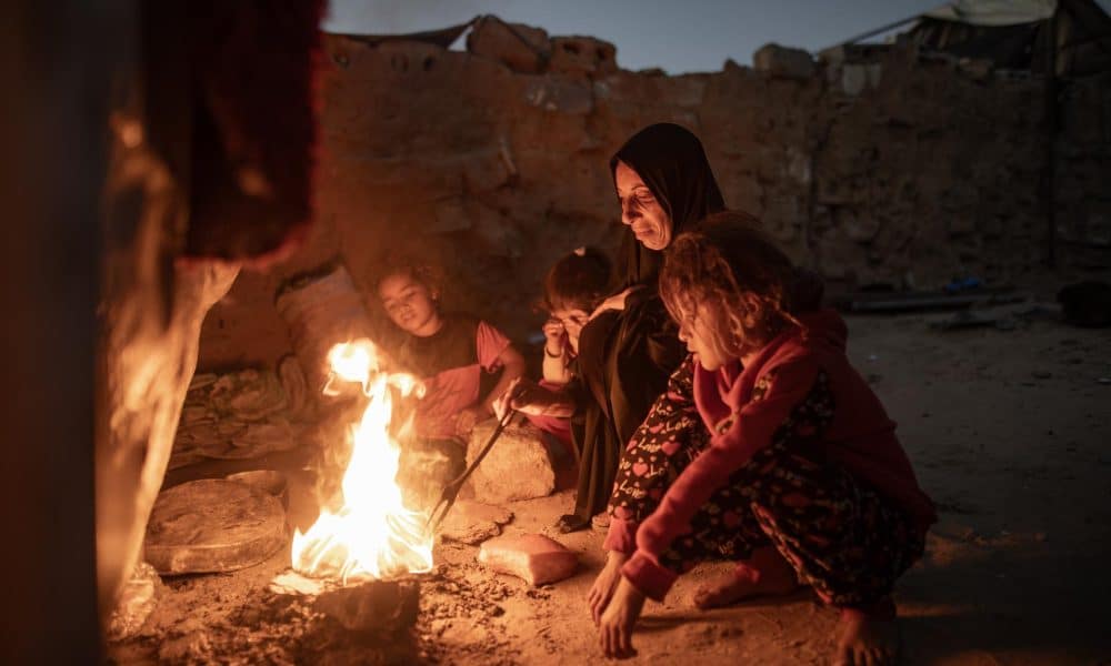 Una mujer palestina desplazada internamente Sabrin cocina sobre una fogata en un campamento informal en Khan Younis, en la franja de Gaza sur, el 30 de noviembre de 2025. 
EFE/EPA/HAITHAM IMAD