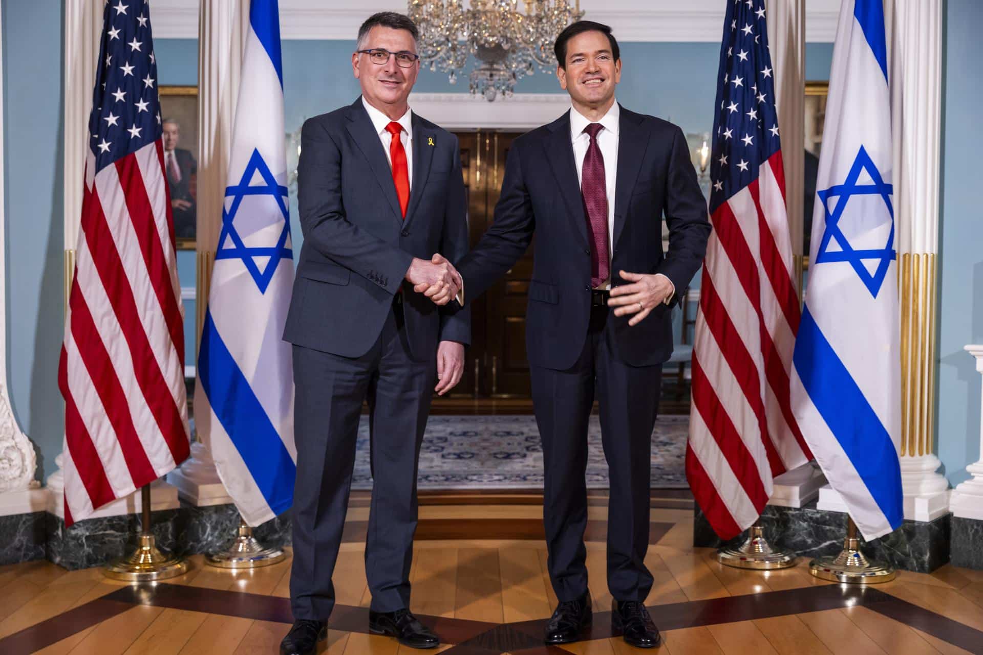 Secretario de Estado de EE.UU., Marco Rubio, posa con el ministro de Exteriores de Israel, Gideon Sa'ar en Washington, DC, el 10 de diciembre de 2025. EFE/JIM LO SCALZO