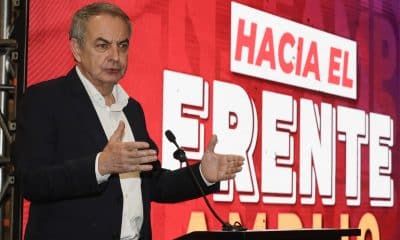 El expresidente del Gobierno español José Luis Rodríguez Zapatero habla en el evento Hacia el Frente Amplio: Encuentro Nacional de Fuerzas Progresistas este martes, en Bogotá (Colombia). EFE/ Carlos Ortega