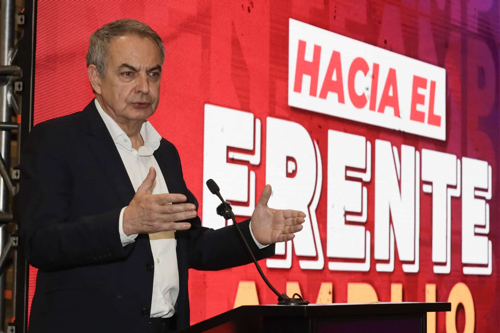 El expresidente del Gobierno español José Luis Rodríguez Zapatero habla en el evento Hacia el Frente Amplio: Encuentro Nacional de Fuerzas Progresistas este martes, en Bogotá (Colombia). EFE/ Carlos Ortega