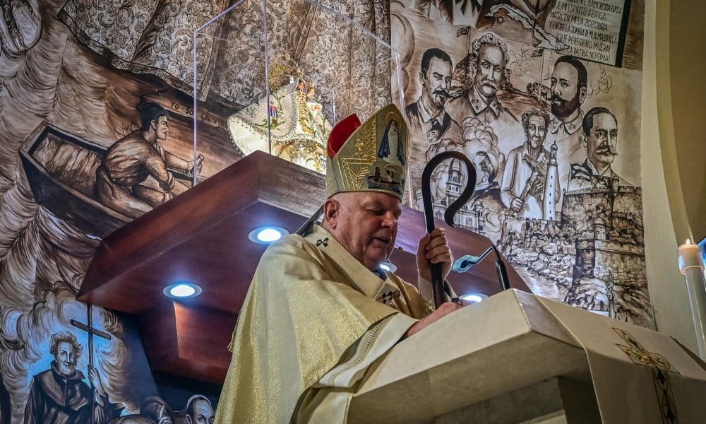 El arzobispo de Miami, Thomas Wenski, oficia una misa en el Santuario Nacional Ermita de la Caridad, en Miami, Florida (Estados Unidos). Imagen de archivo. EFE/ Giorgio Viera