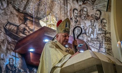 El arzobispo de Miami, Thomas Wenski, oficia una misa en el Santuario Nacional Ermita de la Caridad, en Miami, Florida (Estados Unidos). Imagen de archivo. EFE/ Giorgio Viera