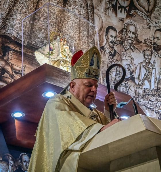 El arzobispo de Miami, Thomas Wenski, oficia una misa en el Santuario Nacional Ermita de la Caridad, en Miami, Florida (Estados Unidos). Imagen de archivo. EFE/ Giorgio Viera