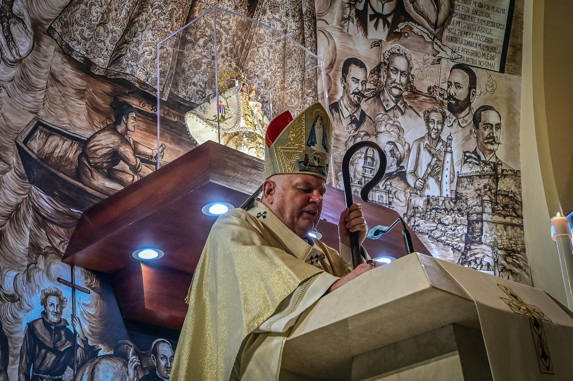 El arzobispo de Miami, Thomas Wenski, oficia una misa en el Santuario Nacional Ermita de la Caridad, en Miami, Florida (Estados Unidos). Imagen de archivo. EFE/ Giorgio Viera