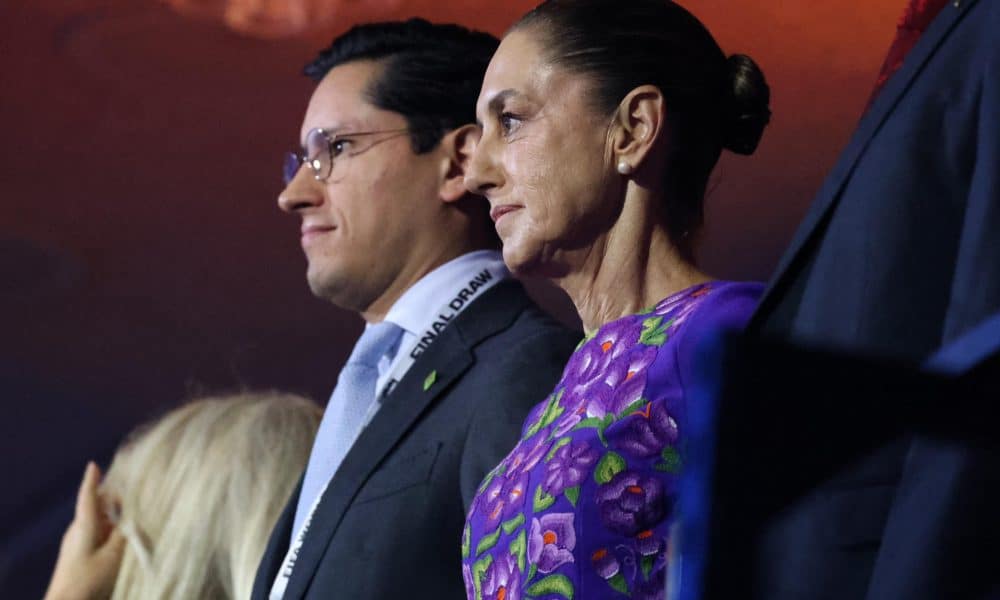 La presidenta de México, Claudia Sheinbaum, asiste al sorteo del Mundial de Fútbol FIFA 2026 este viernes, en el Kennedy Center de Washington (Estados Unidos). EFE/ Octavio Guzmán