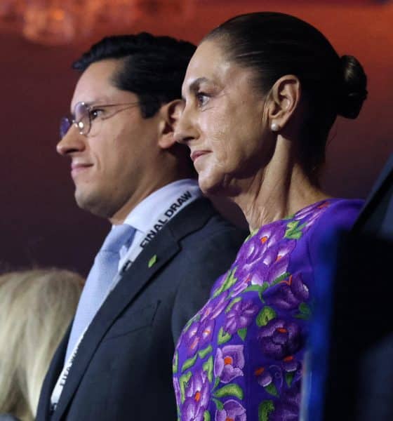 La presidenta de México, Claudia Sheinbaum, asiste al sorteo del Mundial de Fútbol FIFA 2026 este viernes, en el Kennedy Center de Washington (Estados Unidos). EFE/ Octavio Guzmán