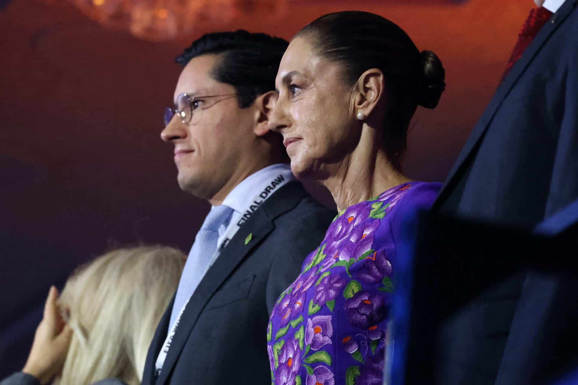 La presidenta de México, Claudia Sheinbaum, asiste al sorteo del Mundial de Fútbol FIFA 2026 este viernes, en el Kennedy Center de Washington (Estados Unidos). EFE/ Octavio Guzmán