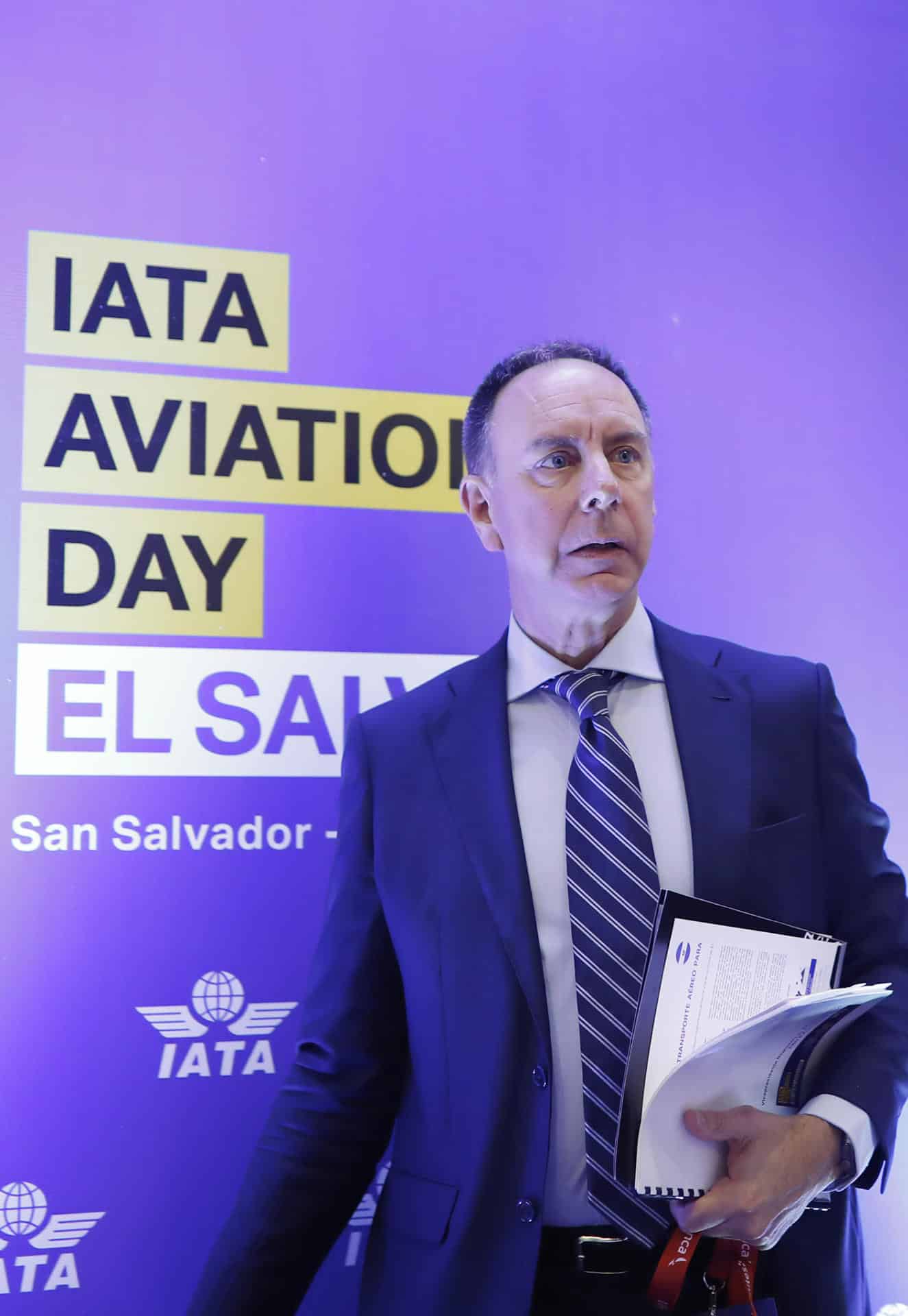 El vicepresidente regional para las Américas de la Asociación Internacional de Transporte Aéreo (IATA), Peter Cerdá, asiste a una conferencia de prensa este martes, en San Salvador (El Salvador). EFE/ Rodrigo Sura