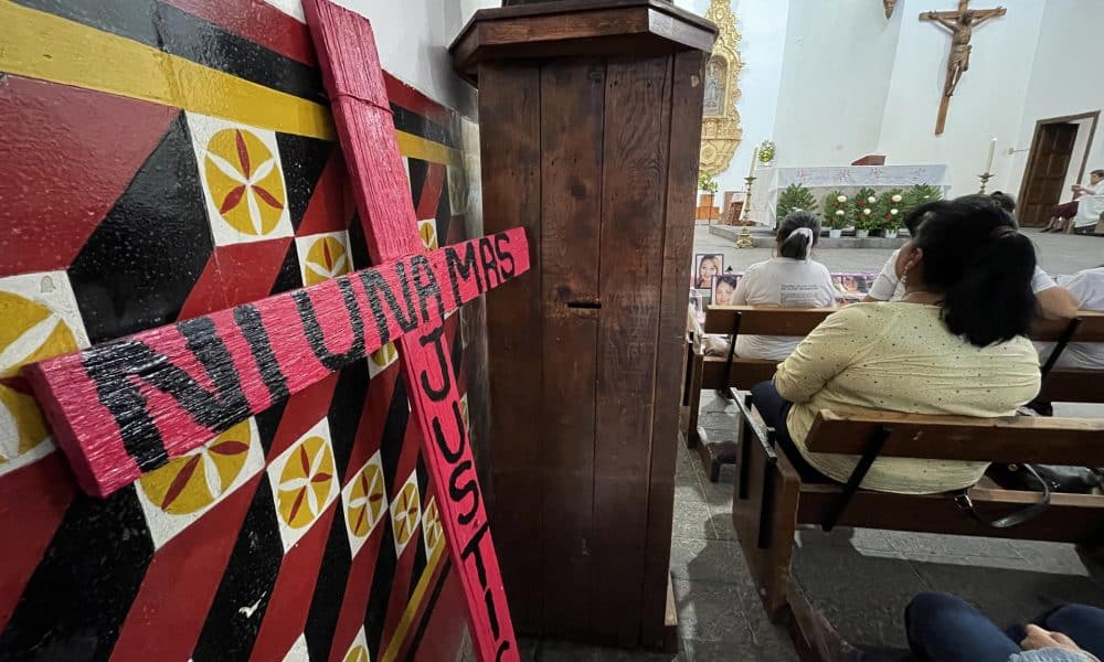 Varias personas participan en una misa para recordar a personas desaparecidas, en Ciudad Juárez, Chihuahua (México). Imagen de archivo. EFE/ Luis Torres