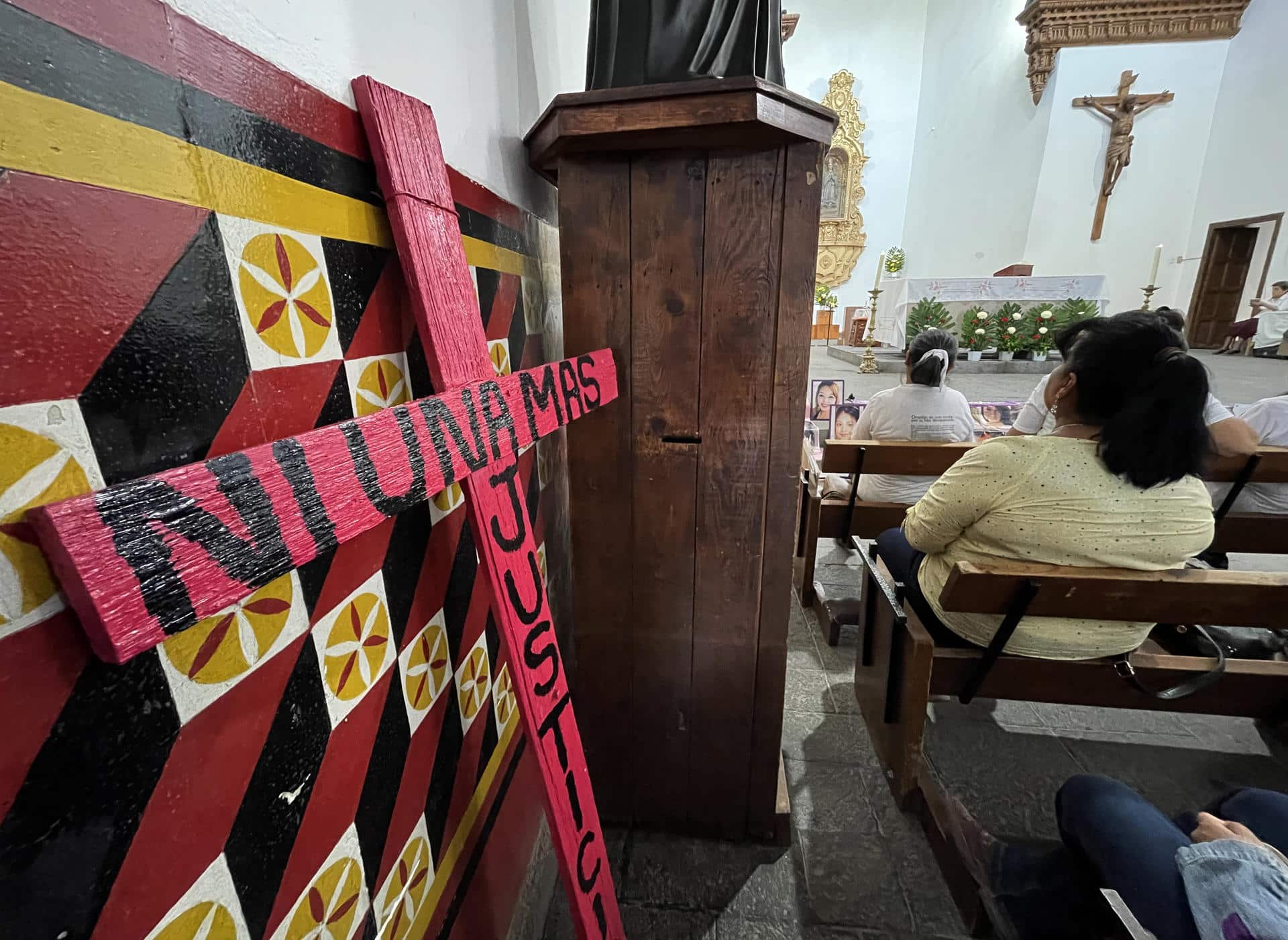 Varias personas participan en una misa para recordar a personas desaparecidas, en Ciudad Juárez, Chihuahua (México). Imagen de archivo. EFE/ Luis Torres