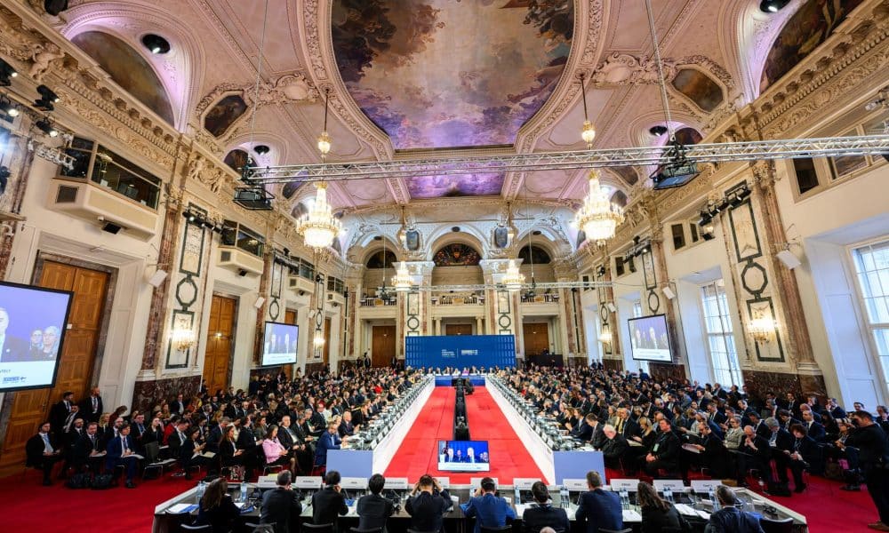 Los participantes y delegados asisten a la 32ª reunión del Consejo Ministerial de la Organización para la Seguridad y la Cooperación en Europa (OSCE) en Viena, Austria, el 4 de diciembre de 2025. EFE/EPA/MAX SLOVENCIK