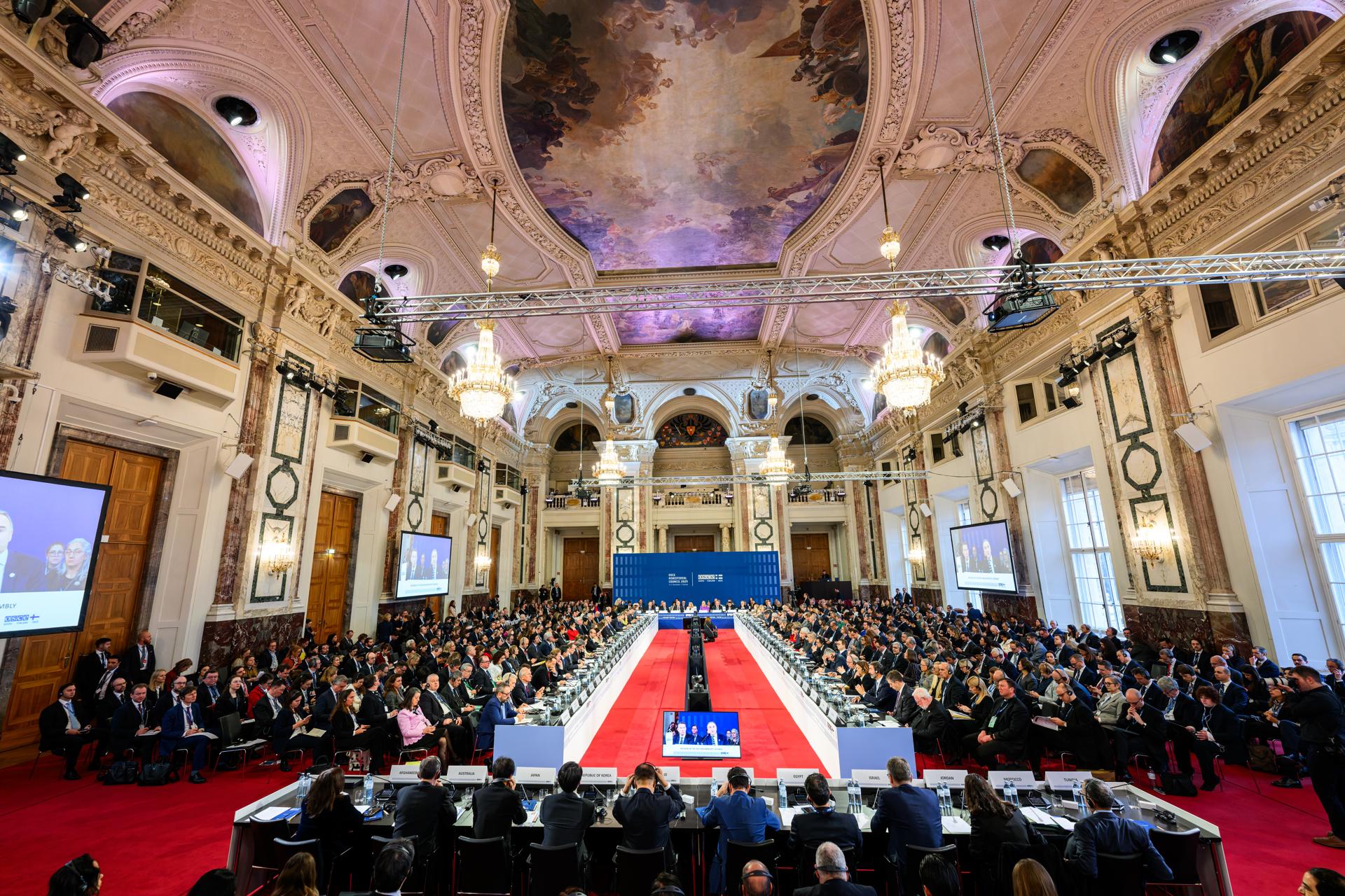 Los participantes y delegados asisten a la 32ª reunión del Consejo Ministerial de la Organización para la Seguridad y la Cooperación en Europa (OSCE) en Viena, Austria, el 4 de diciembre de 2025. EFE/EPA/MAX SLOVENCIK