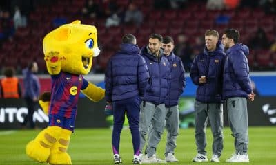 Varios jugadores del FC Barcelona conversan en el terreno de juego antes del partido de la jornada 19 de LaLiga que FC Barcelona y Atlético de Madrid disputan en el estadio Spotify Camp Nou de Barcelona. EFE/Alejandro García