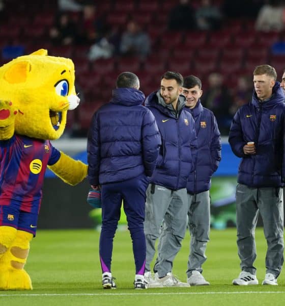 Varios jugadores del FC Barcelona conversan en el terreno de juego antes del partido de la jornada 19 de LaLiga que FC Barcelona y Atlético de Madrid disputan en el estadio Spotify Camp Nou de Barcelona. EFE/Alejandro García