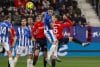 El defensa del Alavés, Jon Pacheco (2d), disputa el balón ante el defensa de Osasuna, Jorge Herrando (d), durante el encuentro correspondiente a la jornada 17 de Laliga EA Sports que disputan Osasuna y Alavés en el estadio El Sadar, en Pamplona. EFE / Villar López.