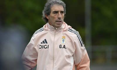 El técnico uruguayo Guillermo Almada, durante su primera sesión como entrenador del Real Oviedo, este martes. Almada, hasta ahora entrenador del Real Valladolid, se convierte en el nuevo técnico del Real Oviedo y sustituye a Luis Carrión en un banquillo que ya suma tres inquilinos en lo que va de temporada. EFE/ Eloy Alonso