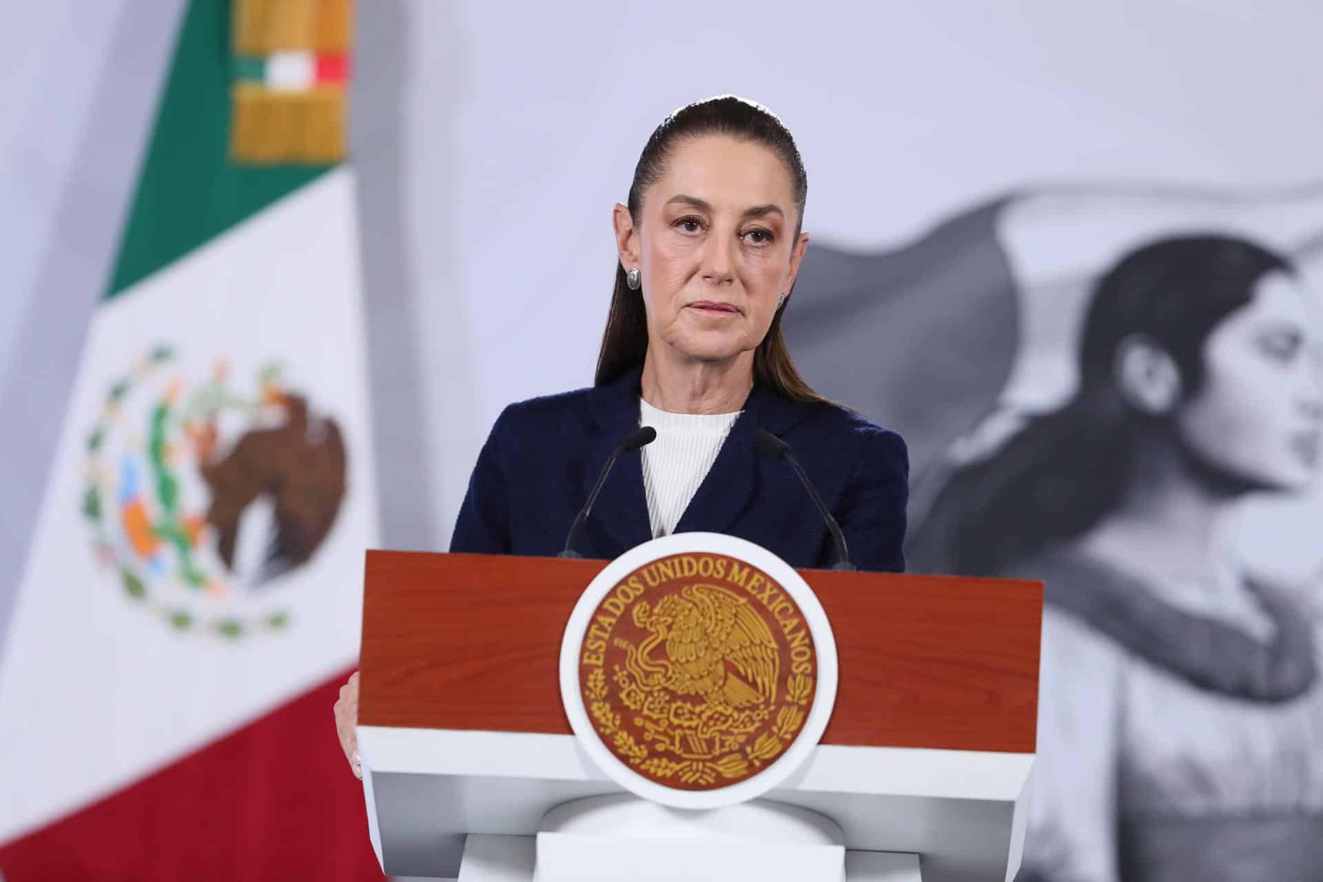 La presidenta de México, Claudia Sheinbaum, habla durante una rueda de prensa este lunes, en el Palacio Nacional de Ciudad de México (México). EFE Mario Guzmán