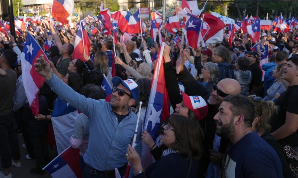 Simpatizantes del candidato a la Presidencia de Chile por el Partido Republicano y Social Cristiano, José Antonio Kast, celebran al conocer los primeros resultados de la segunda vuelta presidencial este domingo, en Santiago (Chile). EFE/ Adriana Thomasa