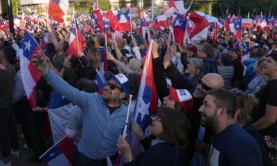 Simpatizantes del candidato a la Presidencia de Chile por el Partido Republicano y Social Cristiano, José Antonio Kast, celebran al conocer los primeros resultados de la segunda vuelta presidencial este domingo, en Santiago (Chile). EFE/ Adriana Thomasa