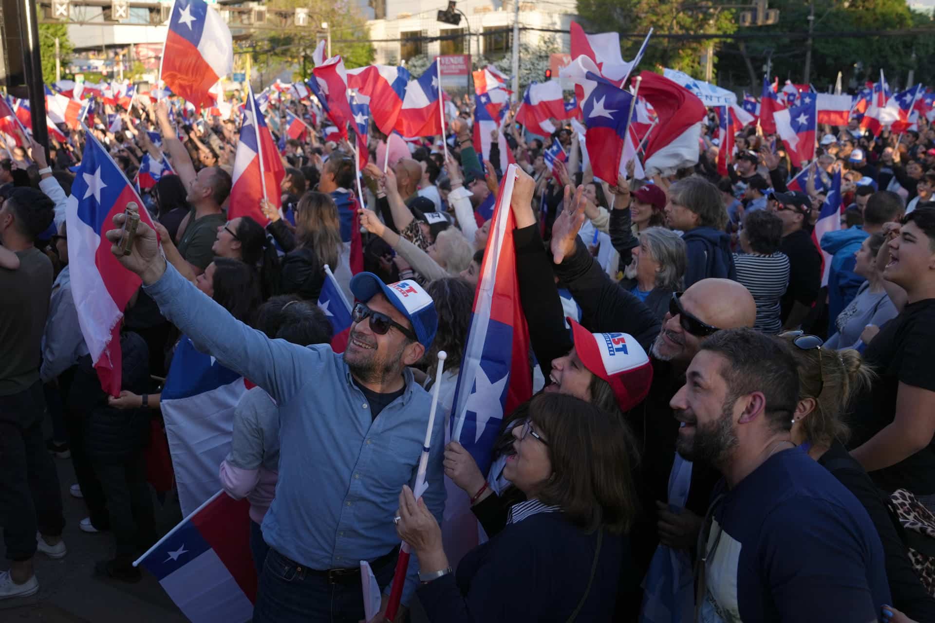 Simpatizantes del candidato a la Presidencia de Chile por el Partido Republicano y Social Cristiano, José Antonio Kast, celebran al conocer los primeros resultados de la segunda vuelta presidencial este domingo, en Santiago (Chile). EFE/ Adriana Thomasa