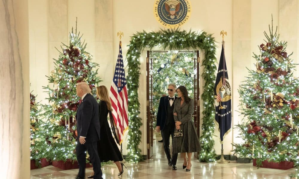 El presidente de Estados Unidos, Donald Trump, la primera dama, Melania Trump, Andrea Bocelli y Enrica Cenzatti caminan hacia la Sala Este para un concierto de Andrea Bocelli en la Casa Blanca, en Washington, DC, EE. UU., el 5 de diciembre de 2025. EFE/EPA/LEIGH VOGEL / POOL