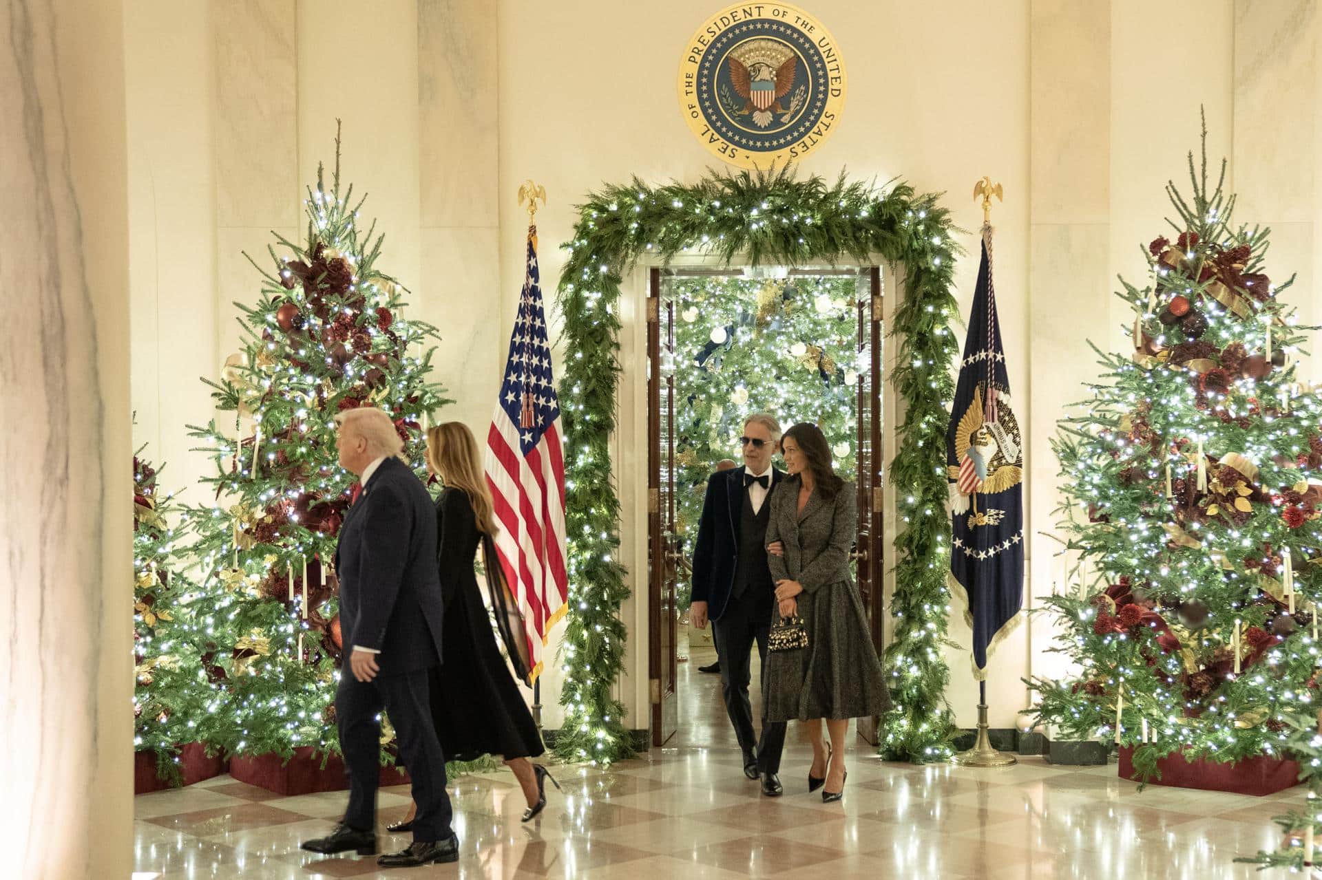 El presidente de Estados Unidos, Donald Trump, la primera dama, Melania Trump, Andrea Bocelli y Enrica Cenzatti caminan hacia la Sala Este para un concierto de Andrea Bocelli en la Casa Blanca, en Washington, DC, EE. UU., el 5 de diciembre de 2025. EFE/EPA/LEIGH VOGEL / POOL