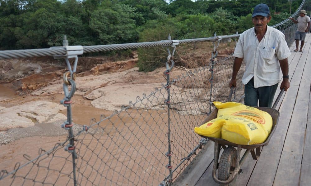 Una persona camina en un puente este lunes, en El Torno (Bolivia).  EFE/ Juan Pablo Roca