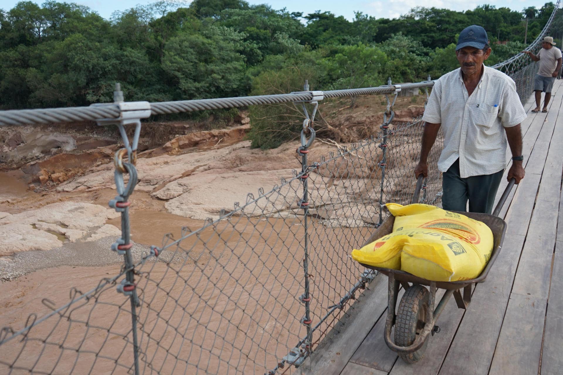 Una persona camina en un puente este lunes, en El Torno (Bolivia).  EFE/ Juan Pablo Roca