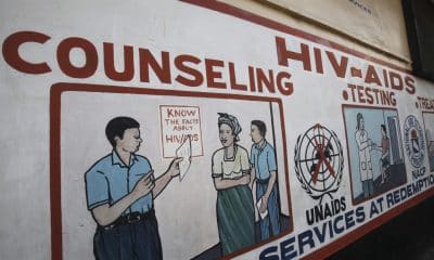 Cartel informativo sobre el virus del sida en un centro de salud de Liberia. EFE/AHMED JALLANZO