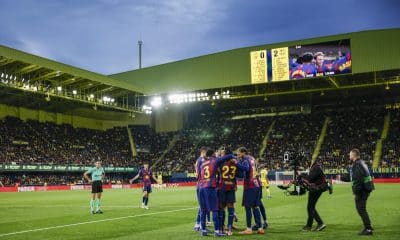 Los jugadores del Barça celebran el segundo gol este domingo, durante el partido de la jornada 17 de LaLiga EA Sports, que disputaron Villarreal CF y el FC Barcelona en el Estadio de la Cerámica. EFE/ Biel Alino