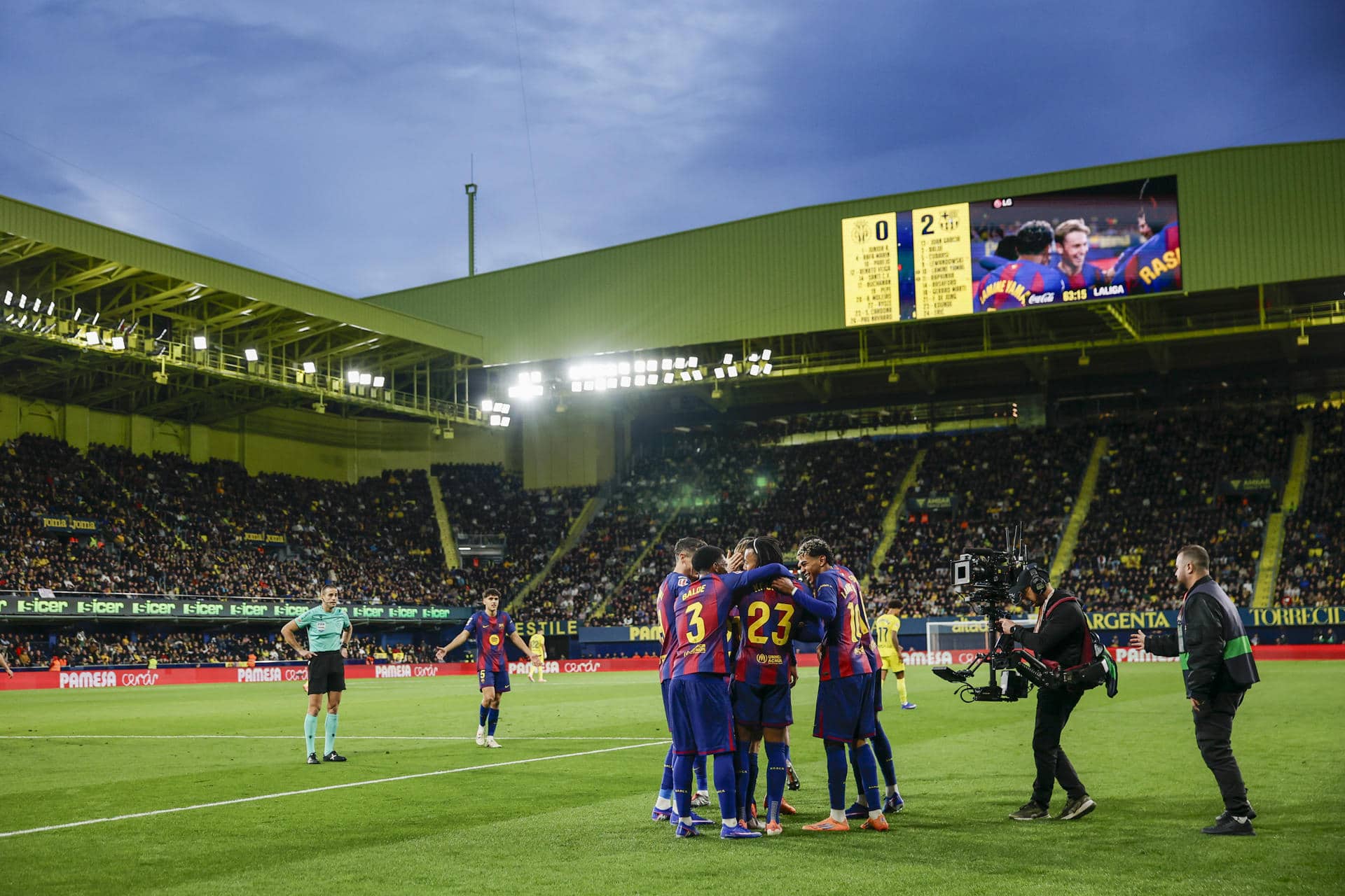 Los jugadores del Barça celebran el segundo gol este domingo, durante el partido de la jornada 17 de LaLiga EA Sports, que disputaron Villarreal CF y el FC Barcelona en el Estadio de la Cerámica. EFE/ Biel Alino