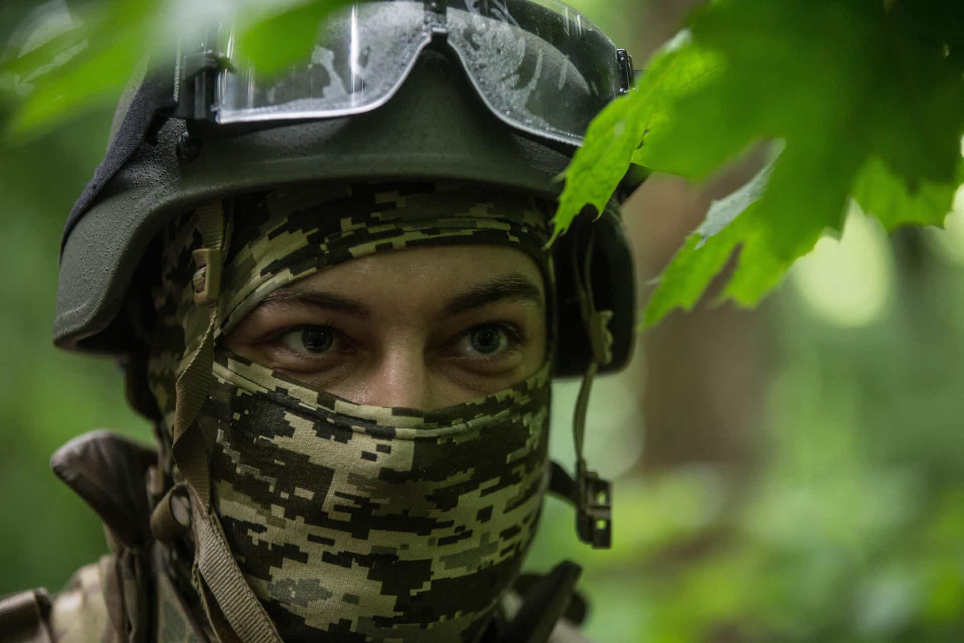 FOTO ARCHIVO. El soldado con pseudónimo "Vinin" patrulla por un bosque en Ucrania. EFE/Esteban Biba