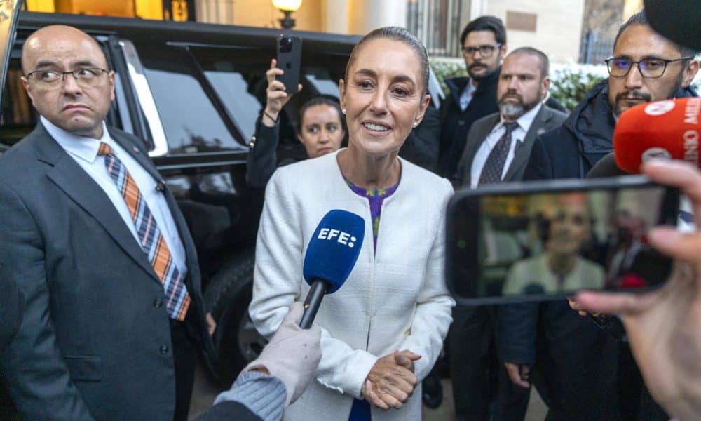 La presidenta de México, Claudia Sheinbaum, habla con periodistas a su llegada al Instituto Mexicano de Cultura este viernes, en Washington (EE.UU.). EFE/ Ángel Colmenares