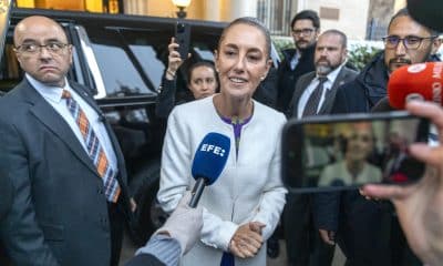 La presidenta de México, Claudia Sheinbaum, habla con periodistas a su llegada al Instituto Mexicano de Cultura este viernes, en Washington (EE.UU.). EFE/ Ángel Colmenares