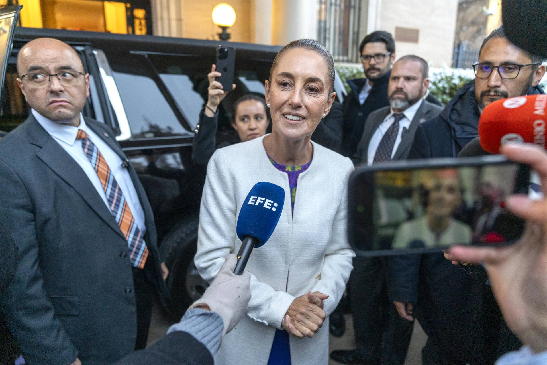 La presidenta de México, Claudia Sheinbaum, habla con periodistas a su llegada al Instituto Mexicano de Cultura este viernes, en Washington (EE.UU.). EFE/ Ángel Colmenares