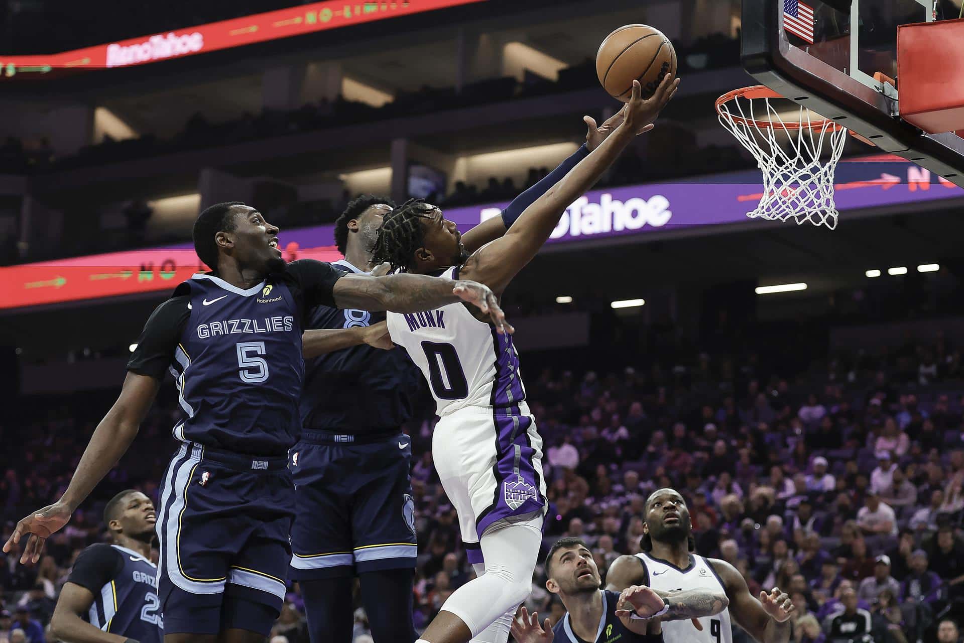 El escolta de Sacramento Kings Malik Monk (d) lanza a canasta durante el partido contra Memphis Grizzlies jugado este domingo en Sacramento (California). EFE/EPA/JOHN G. MABANGLO SHUTTERSTOCK OUT
