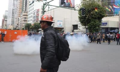 Un integrante de la Central Obrera Boliviana (COB) participa en una marcha este miércoles, en la que sectores sociales exigen la abrogación del decreto que quita la subvención de combustible en La Paz (Bolivia). EFE/Luis Gandarillas