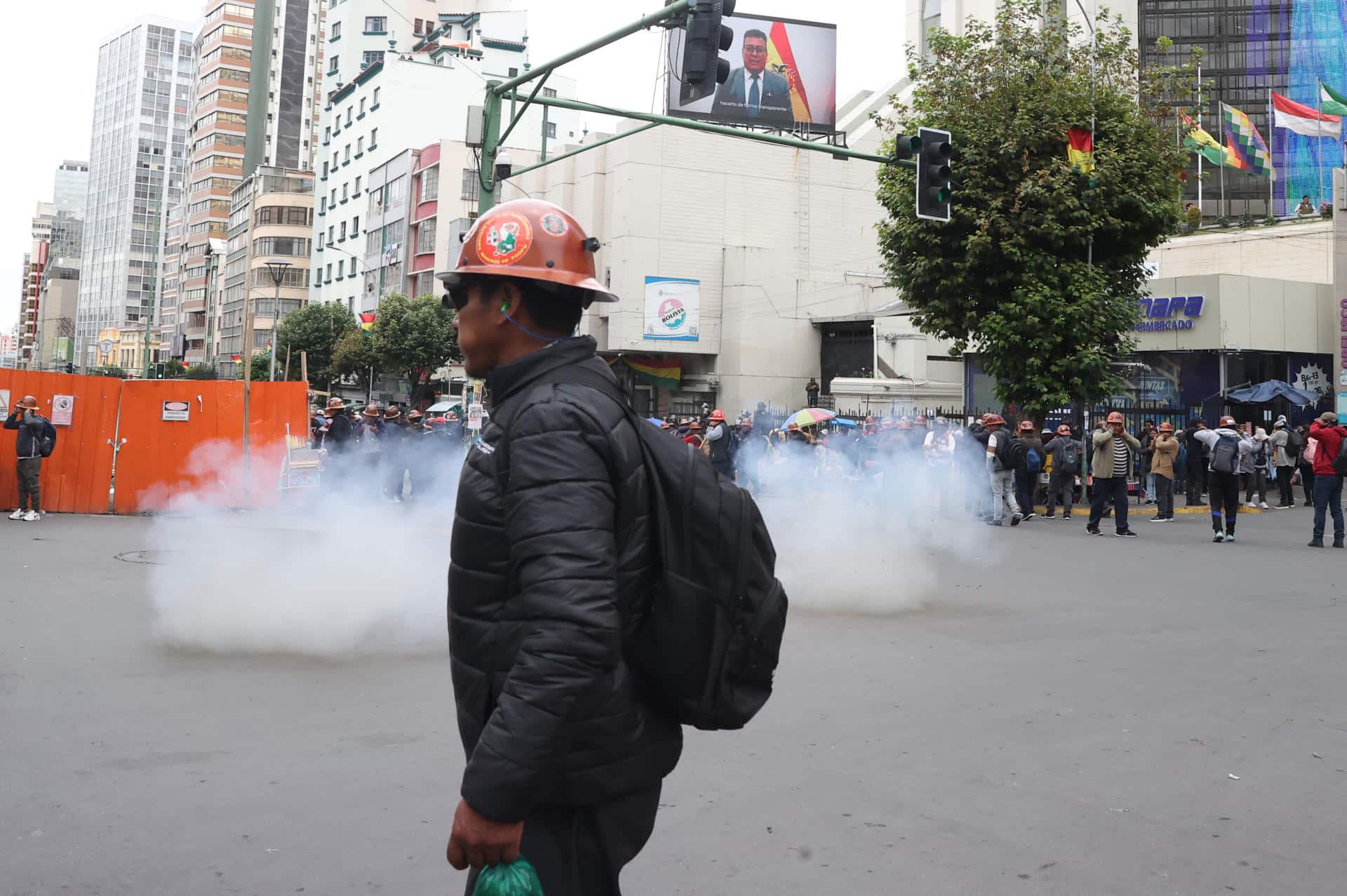 Un integrante de la Central Obrera Boliviana (COB) participa en una marcha este miércoles, en la que sectores sociales exigen la abrogación del decreto que quita la subvención de combustible en La Paz (Bolivia). EFE/Luis Gandarillas