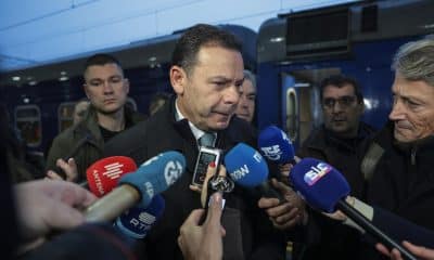 El primer ministro portugués, Luís Montenegro (c), hace declaraciones a la prensa a su llegada a Kiev (Ucrania), este sábado 20 de diciembre. EFE/EPA/MANUEL DE ALMEIDA