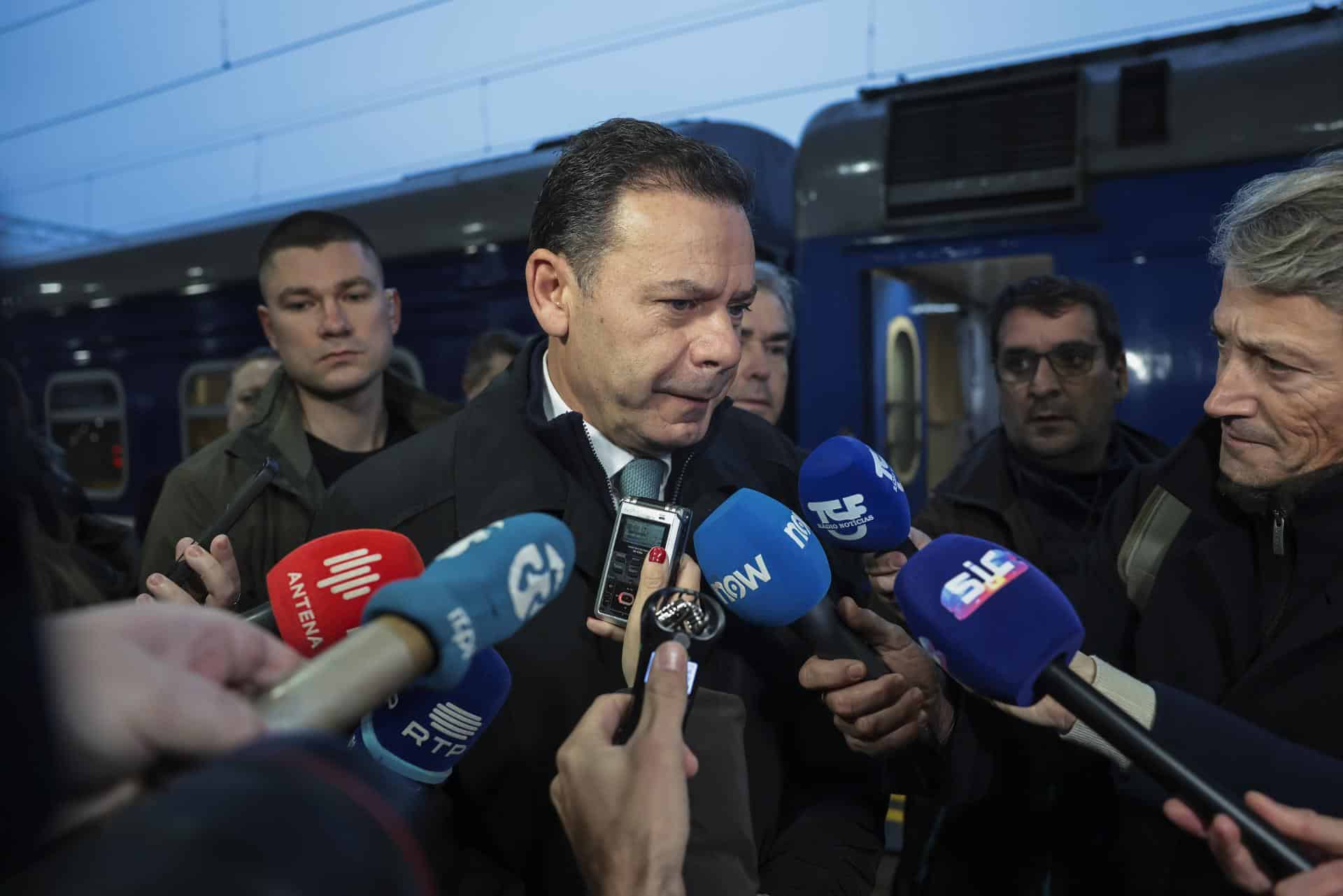 El primer ministro portugués, Luís Montenegro (c), hace declaraciones a la prensa a su llegada a Kiev (Ucrania), este sábado 20 de diciembre. EFE/EPA/MANUEL DE ALMEIDA