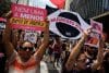Mujeres sostienen carteles durante la manifestación 'Mujeres Vivas' en la avenida Paulista este domingo, en Sao Paulo (Brasil). EFE/ Isaac Fontana