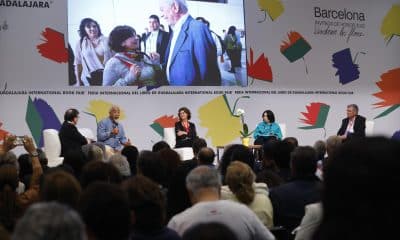 De izquierda a derecha el escritor español Javier Cercas, el escritor cubano Leonador Padura, la directora editorial de Alfagura, Pilar Reyes; la directora general de la FIL, Marisol Schulz, y el periodista español Xavi Ayén posando durante un homenaje póstumo al escritor peruano Mario Vargas Llosa este domingo, en Guadalajara (México). EFE/ Francisaco Guasco