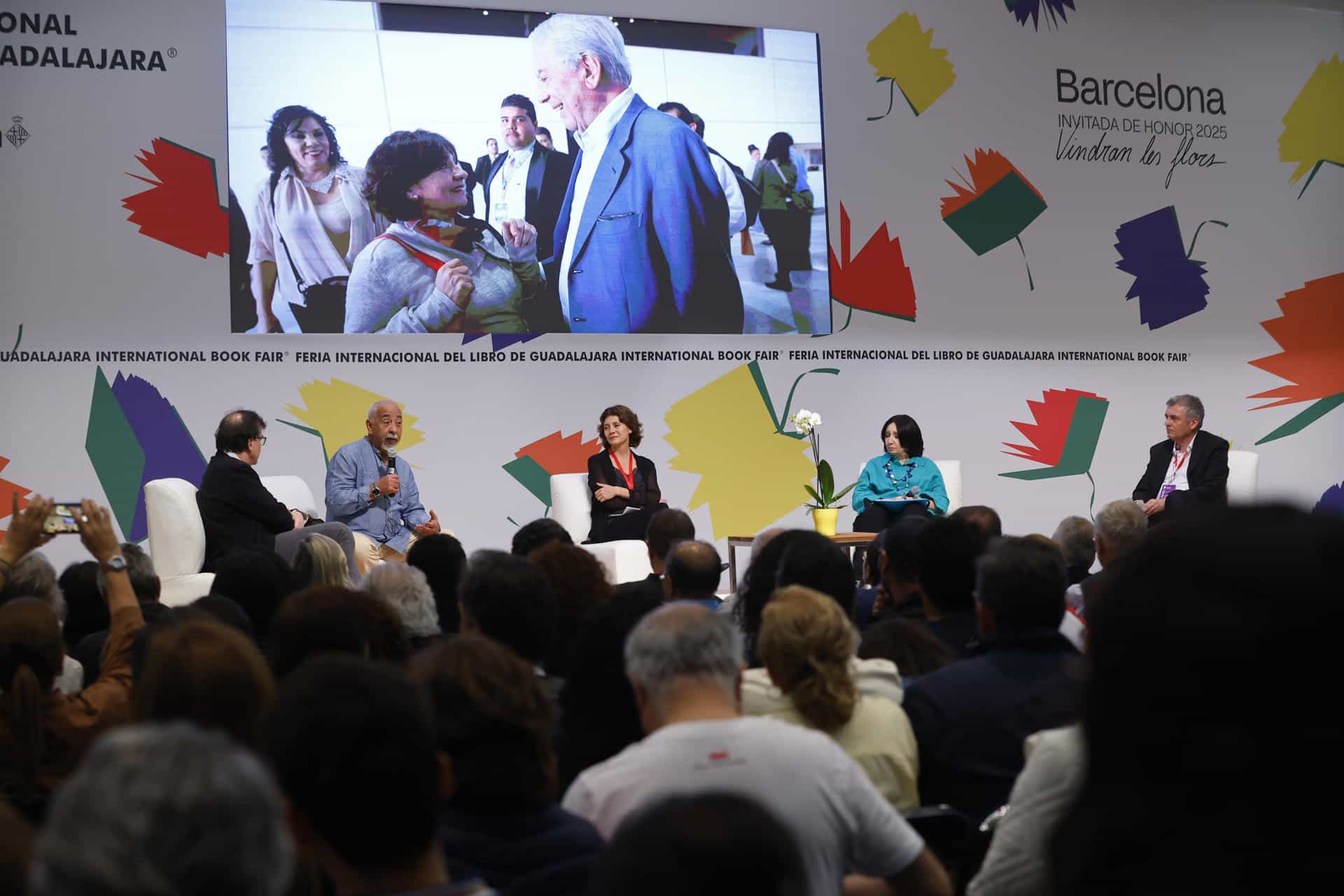 De izquierda a derecha el escritor español Javier Cercas, el escritor cubano Leonador Padura, la directora editorial de Alfagura, Pilar Reyes; la directora general de la FIL, Marisol Schulz, y el periodista español Xavi Ayén posando durante un homenaje póstumo al escritor peruano Mario Vargas Llosa este domingo, en Guadalajara (México). EFE/ Francisaco Guasco