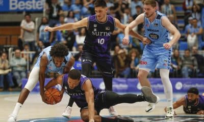 Keandre Cook (i), Rio Breogan, contra Melwinn Pantzar (en el suelo) en el Pazo dos Deportes en Lugo durante el partido de ACB entre el Río Breogán y el Surne Bilbao Basket. EFE/ Eliseo Trigo