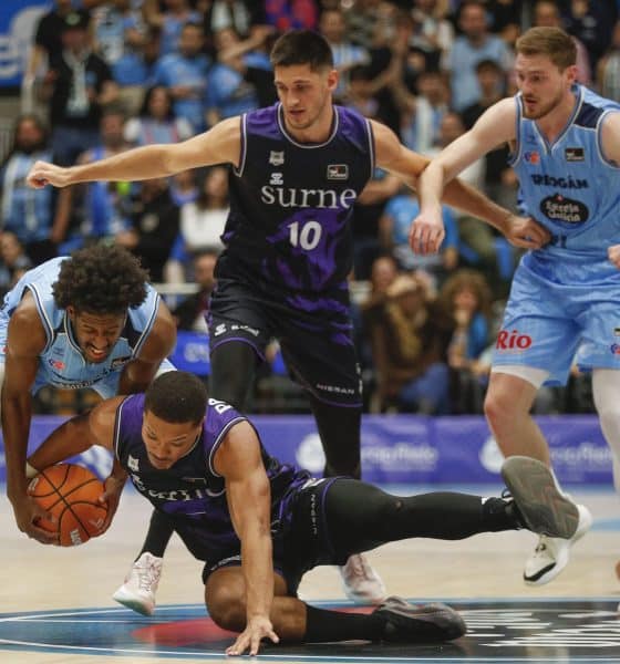 Keandre Cook (i), Rio Breogan, contra Melwinn Pantzar (en el suelo) en el Pazo dos Deportes en Lugo durante el partido de ACB entre el Río Breogán y el Surne Bilbao Basket. EFE/ Eliseo Trigo