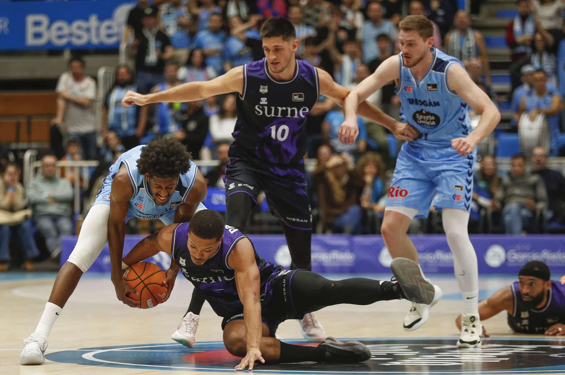 Keandre Cook (i), Rio Breogan, contra Melwinn Pantzar (en el suelo) en el Pazo dos Deportes en Lugo durante el partido de ACB entre el Río Breogán y el Surne Bilbao Basket. EFE/ Eliseo Trigo