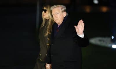 El presidente de Estados Unidos, Donald Trump, y la primera dama, Melania Trump, saludan a su regreso a la Casa Blanca, el domingo, en Washington (Estados Unidos). EFE/ Octavio Guzmán