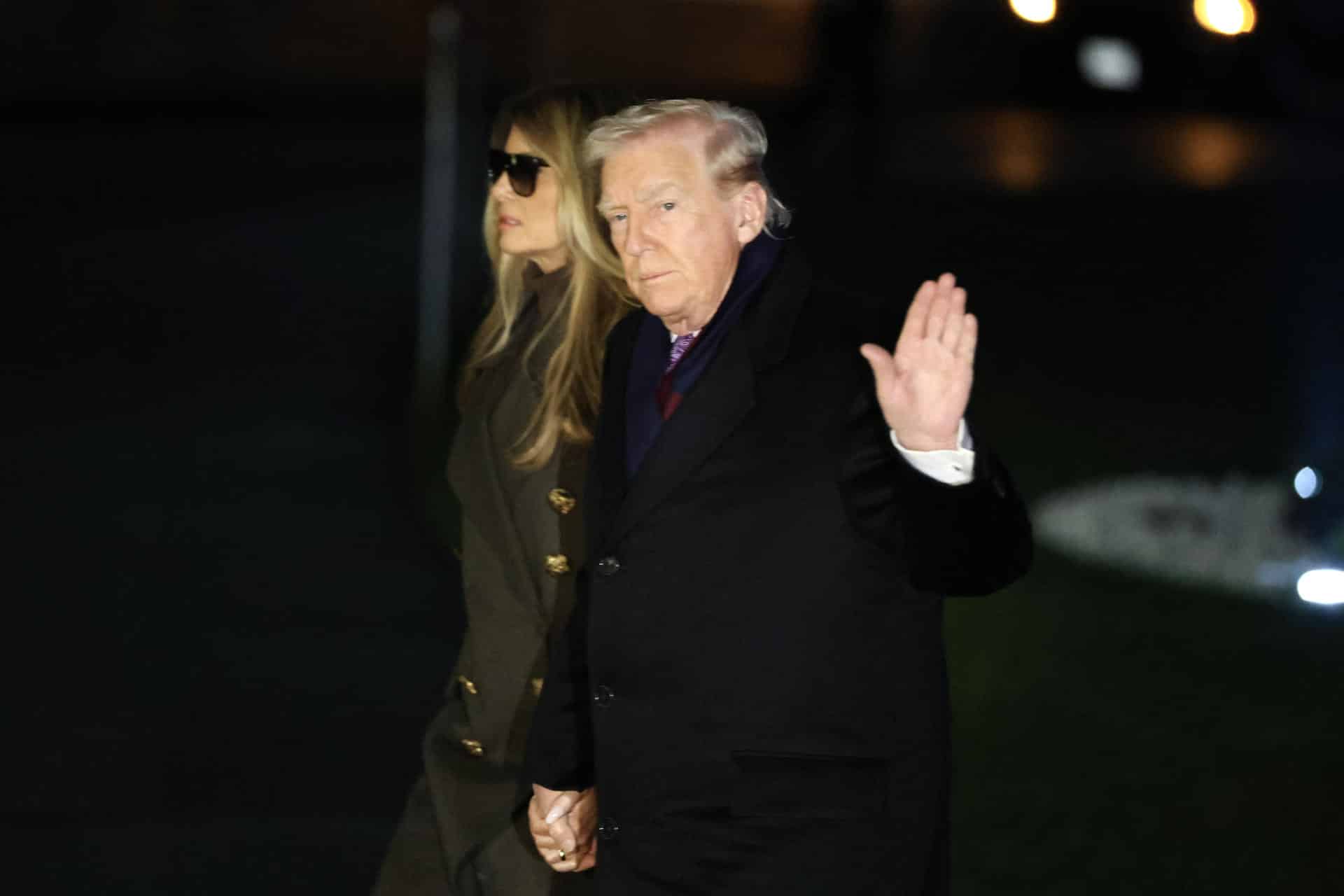 El presidente de Estados Unidos, Donald Trump, y la primera dama, Melania Trump, saludan a su regreso a la Casa Blanca, el domingo, en Washington (Estados Unidos). EFE/ Octavio Guzmán