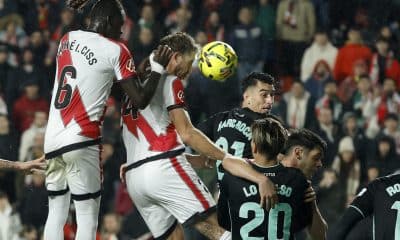 El defensa francés del Rayo Florian Lejeune (2i) remata de cabeza durante el partido de la jornada 16 de LaLiga de fútbol que Rayo Vallecano y Real Betis disputan este lunes en el estadio de Vallecas, en Madrid. EFE/Juanjo Martín