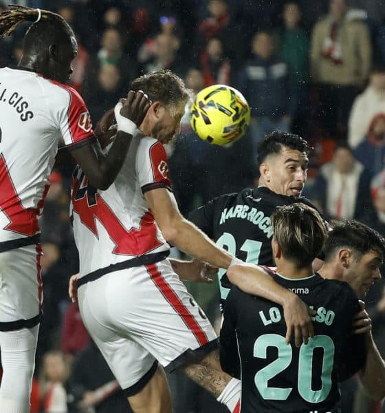 El defensa francés del Rayo Florian Lejeune (2i) remata de cabeza durante el partido de la jornada 16 de LaLiga de fútbol que Rayo Vallecano y Real Betis disputan este lunes en el estadio de Vallecas, en Madrid. EFE/Juanjo Martín